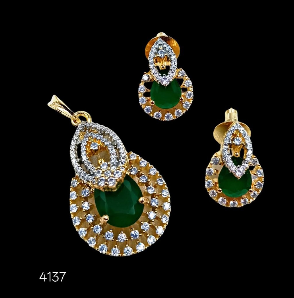 4137 AD PEDENT SA00822PB Elegant AD Pendant Set in Gold Finish